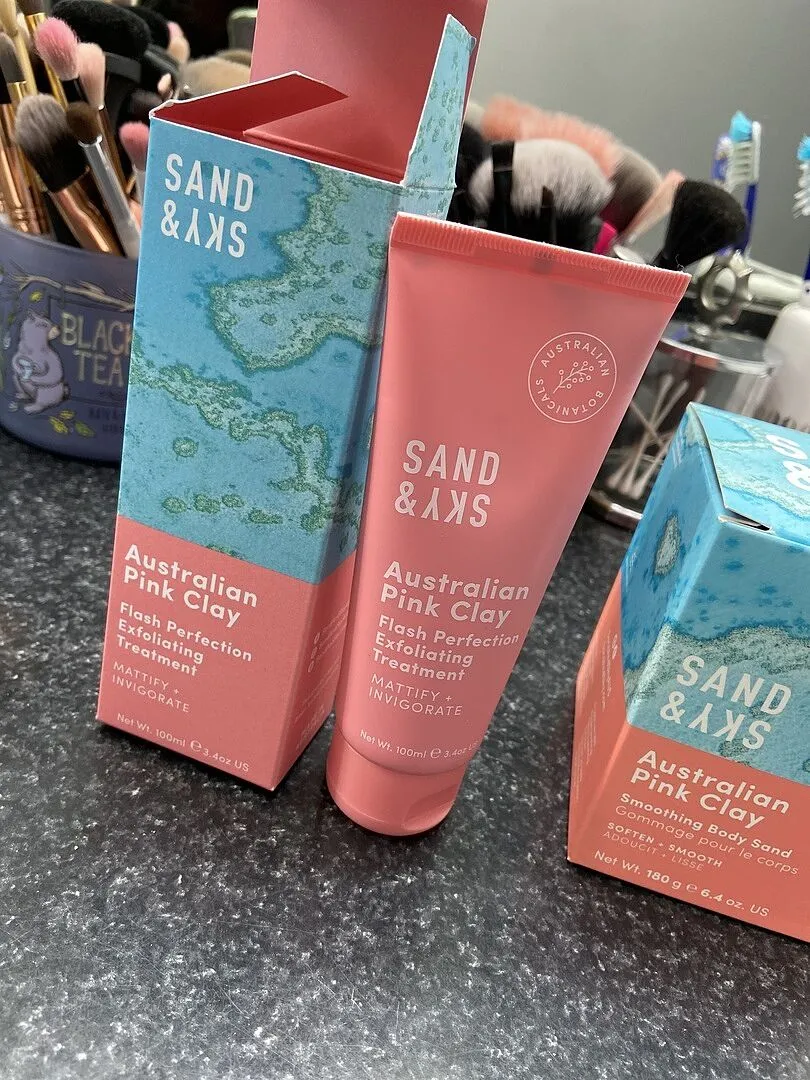 Sand & Sky Australian Pink Clay Scrub Viso Pori 75g